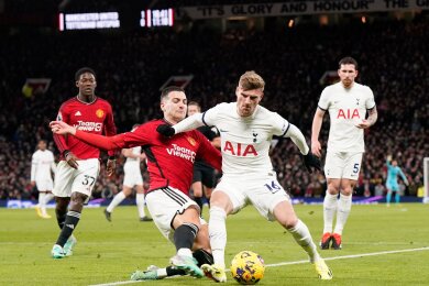 Diogo Dalot von Manchester United und Timo Werner (2.v.r) von Tottenham in Aktion. Werner fällt nach einer Verletzung für den Rest der Saison aus.