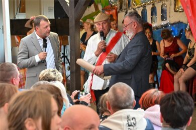 Lichtenaus Bürgermeister Andreas Graf (links) spielt sich beim Abendprogramm zum 22. Dorffest in Niederlichtenau selbst, nicht zum ersten Mal. Dieses Mal will er in Italien Tipps zum Hochwasserschutz erhalten: bei Venedigs Bürgermeister (Hans-Joachim Winkler), rechts der gespielte Lichtenauer Kämmerer (Mathias Ernstberger).