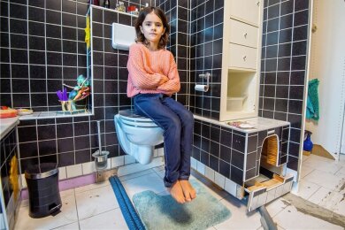 Desolate Zustände, vor allem im Bad: Tochter Hermine Kunel kommt mit den Füßen nicht auf den Boden. Kein Wunder, denn dieser ist weg wegen der Wasserschäden. Die Reparaturen sind bis heute ungeklärt. 
