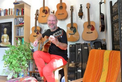 Der Liedermacher Christof Kluge – hier in seinem Arbeitszimmer in Freiberg – tritt am 28. September im Tivoli auf.