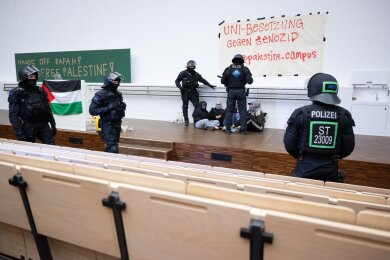 Polizisten räumen den besetzten Audimax der Universität Leipzig.