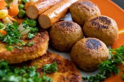 Mmh: ran ans Besteck und Falafel, vegane Schnitzel und Würstchen samt Gemüse "verspachteln"!