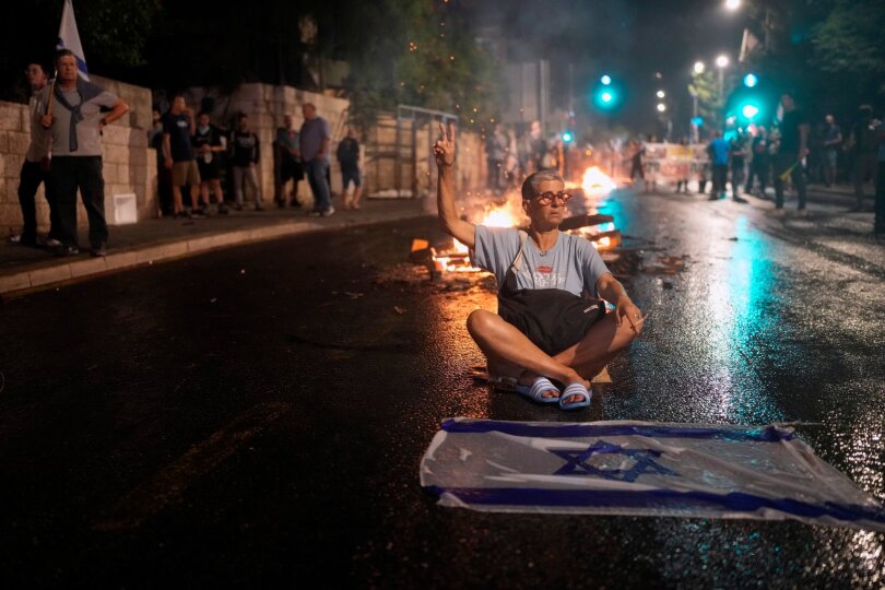 In Jerusalem ist es erneut zu Protesten gegen die Regierung des israelischen Ministerpräsidenten Benjamin Netanjahu gekommen. Tausende fordern Neuwahlen und die Freilassung der Geiseln, die von der Hamas festgehalten werden.