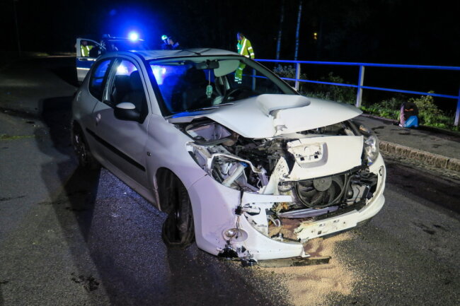 Am Freitagabend ist ein Peugeot in Schneeberg gegen eine Laterne geprallt.