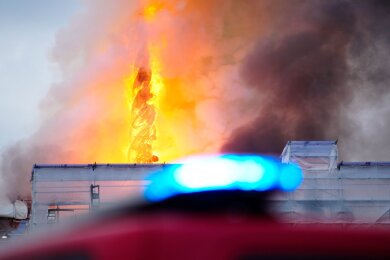 Die historische Börse in Kopenhagen steht in Flammen. Die Turmspitze des Gebäudes ist aufgrund des Brandes am Morgen eingestürzt. Die Ursache für das Feuer war zunächst unklar.