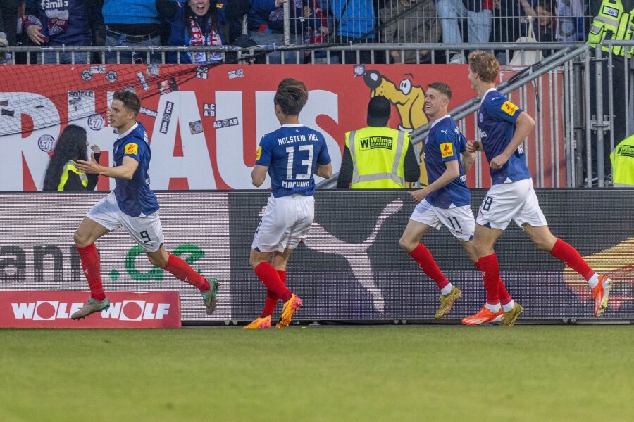 1:1 gegen Düsseldorf: Kiel steigt in die Bundesliga auf - Holstein Kiel feiert den Aufstieg in die Bundesliga.