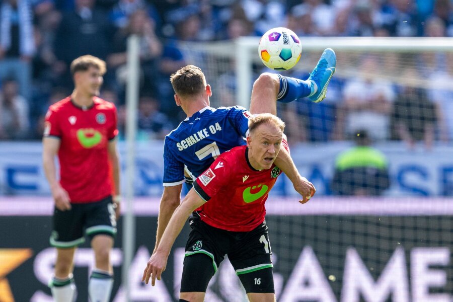 1:1 gegen Schalke: Dämpfer für Aufstiegskandidat Hannover - Der Schalker Paul Seguin (oben) im Zweikampf mit Hannovers Havard Nielsen.