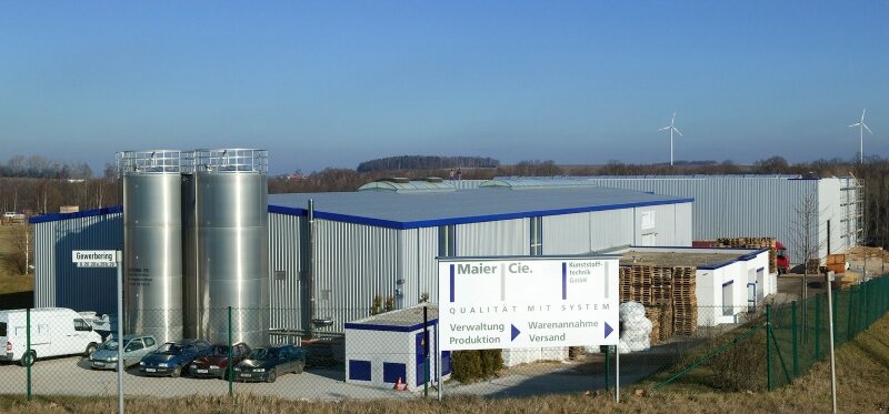 1,1 Millionen Euro im Gewerbegebiet investiert - 
              <p class="artikelinhalt">Der Sitz der Firma Maier Kunststofftechnik in Crimmitschau. Im Hintergrund ist die neue Lagerhalle zu sehen.</p>
            