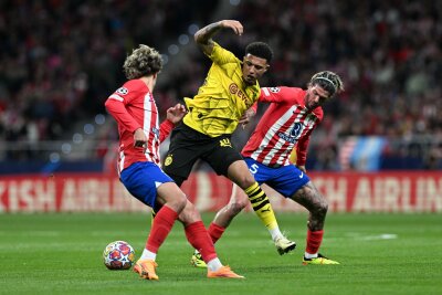 1:2 in Madrid - Haller rettet BVB-Hoffnungen aufs Halbfinale - Jadon Sancho (M.) wird gleich von zwei Atlético-Profis angegriffen.