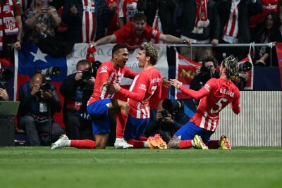 1:2 in Madrid - Haller rettet BVB-Hoffnungen aufs Halbfinale - Die Spanier feiern den zweiten Treffer.