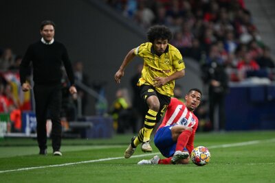 1:2 in Madrid - Haller rettet BVB-Hoffnungen aufs Halbfinale - BVB-Angreifer Karim Adeyemi (l) entwischt Samuel Lino.