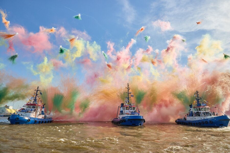 1,5 Millionen Besucher beim sonnigen Hafengeburtstag - Mit Schlepperballett und Farbbomben: Der Hamburger Hafen feiert Geburtstag.