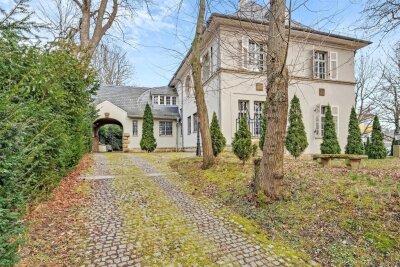 1,5-Millionen-Villa in Braunsdorf: Was Käufer erwartet - Sieben Zimmer auf zwei Etagen plus Dachboden und Keller: Die frühere Fabrikantenvilla in Braunsdorf steht zum Verkauf.