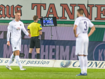 1. FC Erzgebirge Aue hält Unentschieden in Unterzahl - Schiedsrichter Sven Waschitzki schaute auf der Baustelle Wildparkstadion am Montagabend zweimal auf den Bildschirm: Einmal korrigierte er eine Entscheidung zu Ungunsten, einmal zum Vorteil der Veilchen. 