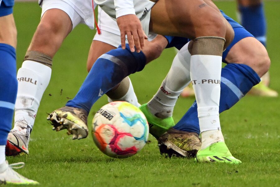 1. FC Magdeburg verlängert Vertrag mit Kruth vorzeitig - Fußballspieler zweier gegnerischer Mannschaften kämpfen um den Ball.
