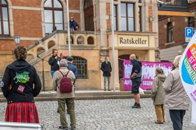 Mit Spruchbändern wie "Nazis raus aus den Köpfen", "Working class heroes" (Helden der Arbeiterklasse, nach John-Lennon-Song) und "Aufstehen gegen Rassismus" ist am 1. Mai die Kundgebung auf dem Stollberger Marktplatz begleitet worden. 