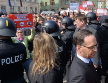 1. Mai: Es geht wieder um etwas - Justizminister Heiko Maas (vorn rechts) ist am Sonntag bei der Maikundgebung auf dem Zwickauer Hauptmarkt von Demonstranten des Bürgerforums Zwickau, darunter Rechtsextremen, niedergebrüllt worden.  