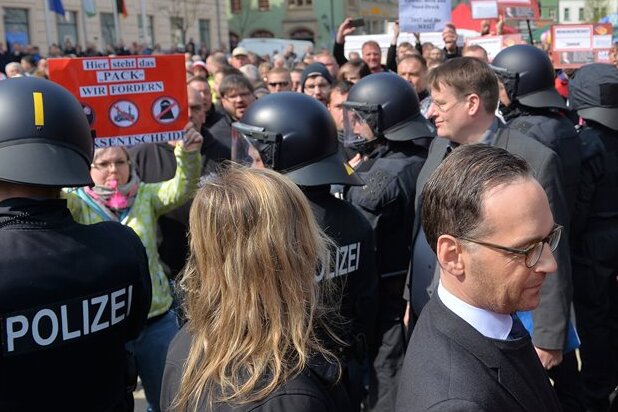 Justizminister Heiko Maas (vorn rechts) ist am Sonntag bei der Maikundgebung auf dem Zwickauer Hauptmarkt von Demonstranten des Bürgerforums Zwickau, darunter Rechtsextremen, niedergebrüllt worden.  