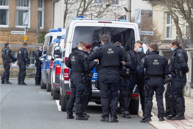 Polizisten in Plauen. Der Polizeipräsident hatte aus Sorge vor Ausschreitungen Verstärkung angefordert.
