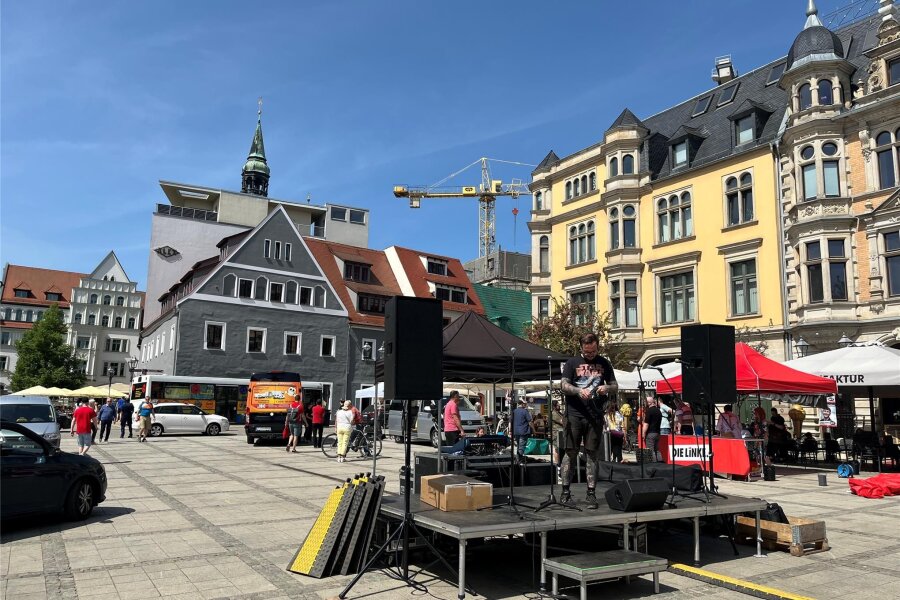 1. Mai in Zwickau: Neben Gewerkschaften halten auch Rechtsextreme eine Kundgebung ab - Seit dem Vormittag laufen auf dem Zwickauer Hauptmarkt die Vorbereitungen für das Familien-Mitmachfest. Die Veranstaltung von IG Metall und DGB startet 14 Uhr.