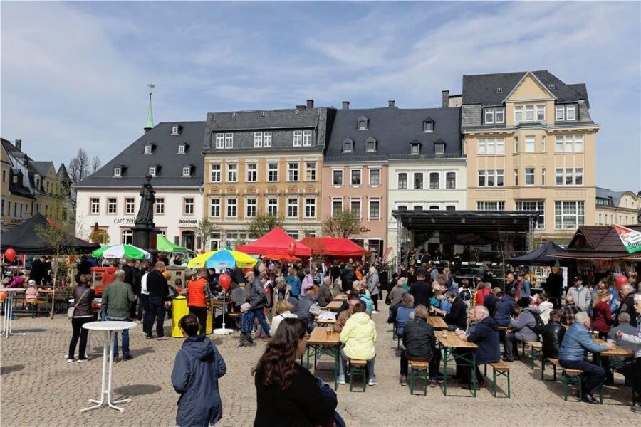 1. Mai: Kampf- und Spieltag im Erzgebirge - Die Maifeier auf dem Annaberger Markt bot neben einer tarifpolitischen Gesprächsrunde vor allem Musik und Spaß für jedermann. 