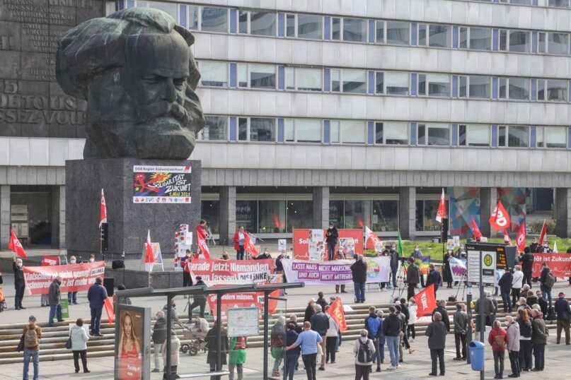 1. Mai mit Demos, Aktionen und Schlägerei - Vor dem Karl-Marx-Monument fanden am Samstag zwei Kundgebungen statt. Um 10 Uhr forderten Gewerkschaften mehr Solidarität. 
