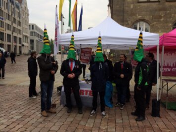 1. Mai - So lief der große Demo-Tag in der Region - Sachsens Ku-Klux-Clan? Aktion der Partei Die Partei vor dem Start der Afd-Kundgebung auf dem Markt in Chemnitz.