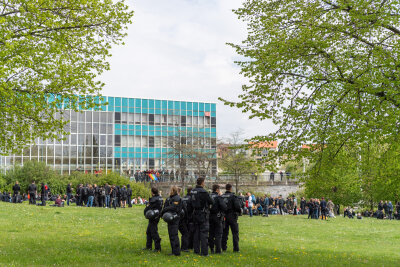 1. Mai - So lief der große Demo-Tag in der Region - Polizeipräsenz in Plauen.