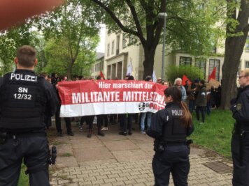 1. Mai - So lief der große Demo-Tag in der Region - Rund 150 Gegendemonstranten protestieren gegen das Pro-Chemnitz-Bürgerfest.