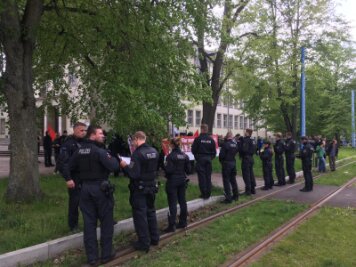 1. Mai - So lief der große Demo-Tag in der Region - Die Polizei trennt Gegendemonstranten vom Pro-Chemnitz-Bürgerfest. 