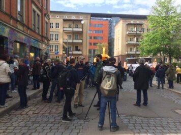 1. Mai - So lief der große Demo-Tag in der Region - Pro-Chemnitz-Chef Martin Kohlmann vor der  Euronews-Kamera an der Brauhausstraße.
