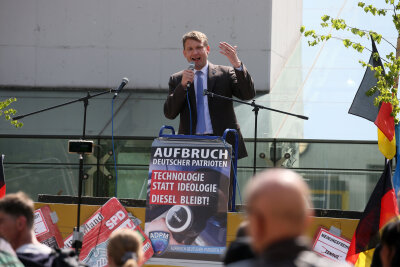 1. Mai - So lief der große Demo-Tag in der Region - Zwickauer Kornmarkt : Der Vorsitzende des Aufbruchs deutscher Patrioten, André Poggenburg, sprach vor schätzungsweise 70 bis 80 Zuhörern.