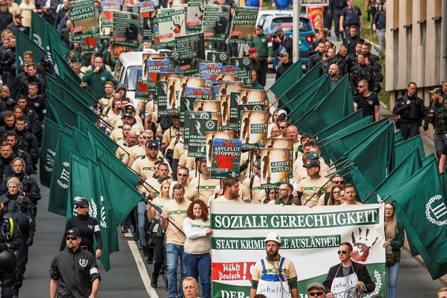 1. Mai: Wird Zwickau zum Aufmarschgebiet für Neonazis? - So marschierte der III. Weg 2019 durch Plauen.