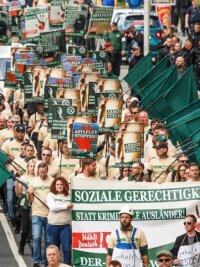 1. Mai: Wird Zwickau zum Aufmarschgebiet für Neonazis? - So marschierte der III. Weg 2019 durch Plauen.