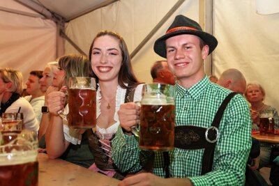 10.000 Besucher kommen zum Zwickauer Bierfest - Hoch die Krüge: Maria Hoffmann und Maximilian Vogel aus Zwickau hatten Samstagabend großen Spaß im Festzelt. 