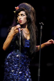 10. Todestag von Amy Winehouse: Schmerzvolle Liebesreise in die Dunkelheit - Die britische Singer-Songwriterin Amy Winehouse bei einem Auftritt auf dem Glastonbury-Festival. 