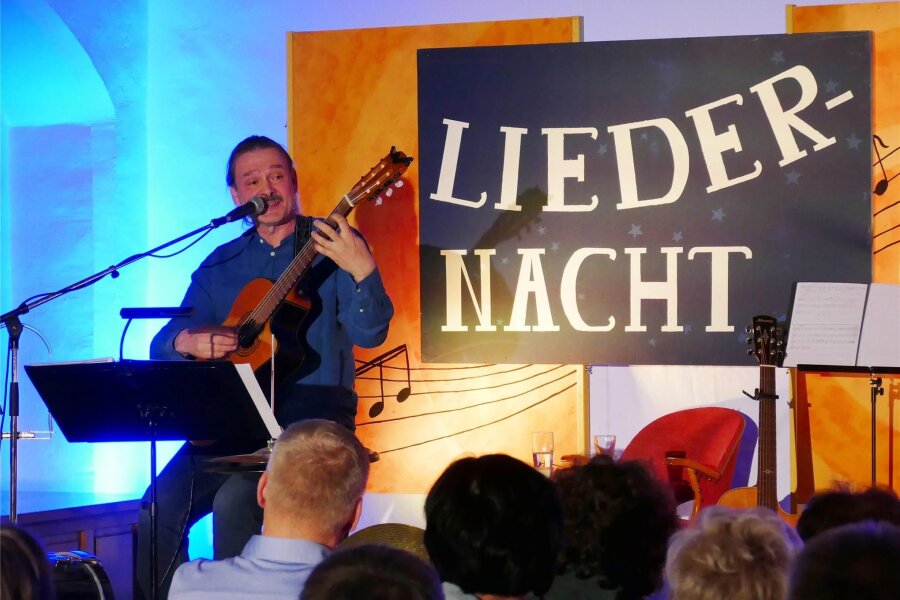 10. Zschopauer Liedernacht: Kleines Jubiläum in kleiner Runde - Im Grünen Saal von Schloss Wildeck beeindruckte auch Olaf Stellmäcke aus Haselbach das Publikum.