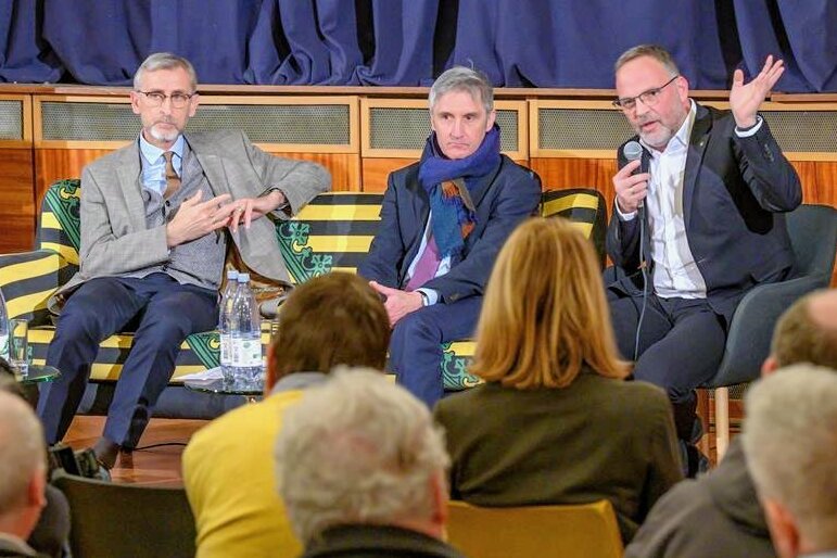 Sachsens Innenminister Armin Schuster, der Landtagsabgeordnete Frank Richter und Landrat Dirk Neubauer (von links) hatten im März 2023 auf dem SachsenSofa Platz genommen. 