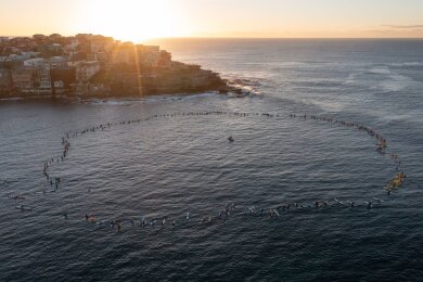 Mitglieder des Bondi Board Riders Club, anderer Sportvereine und Rettungsschwimmer gedenken den Opfern des Messerangriffs im Einkaufszentrum Westfield Bondi Junction in  Sydney.
