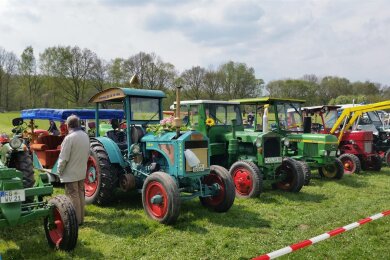 Etwa 50 Traktoren und Landmaschinen konnten im letzten Jahr zur 1. Mai-Feier auf dem Ferienhof in Falkenau bestaunt werden. Foto: Sabine Strohbach.