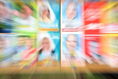 Eine Plakatwand mit Plakaten verschiedener Parteien zur bayerischen Landtagswahl 2023.