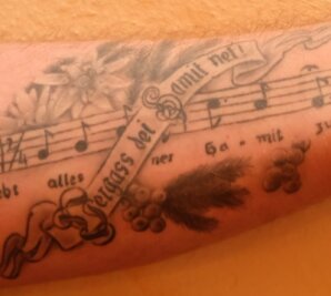 Das Tattoo "Vergass dei Hamit net!" trägt Falk Schirrmeister auf der Innenseite des linken Unterarms. Er hat es selbst entworfen.