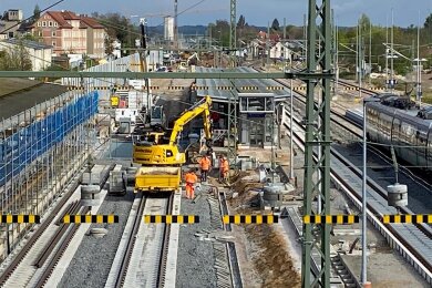 Am Bahnhof Altenburg laufen schon seit mehr als einem Jahr Bauarbeiten. Jetzt rücken auch in Crimmitschau Bauleute an.