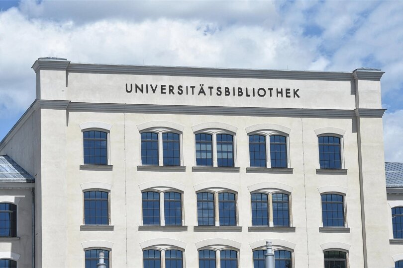 Der aktuelle Name: Universitätsbibliothek steht mit großen Buchstaben am Eingangsportal.