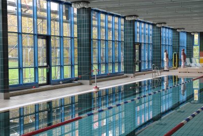 Nachdem vor einigen Jahren die Schwimmhalle am Südring in Chemnitz bereits neue, wärmeeffizientere Fenster erhalten hat, soll nun das komplette Gebäude energetisch auf Vordermann gebracht werden.
