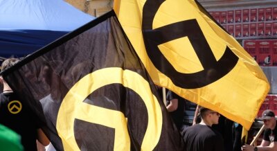 Die Flaggen, fotografiert bei einer Demonstration vor zwei Jahren in Halle, zeigen Logo und Farben der Identitären Bewegung. 