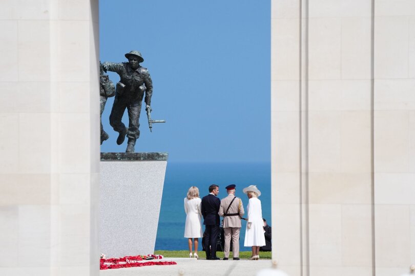 Blick in die Vergangenheit: Der französische Präsident Emmanuel Macron und Gattin Brigitte unterhalten sich mit König Charles und Königin Camilla von Großbritannien an der Gedenkstätte British Normady Memorial. Am 6. Juni 1944 waren die Soldaten der Verbündeten gegen Nazi-Deutschland an den Stränden der Normandie gelandet.