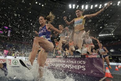 Alice Finot aus Frankreich vor Gesa Felicitas Krause aus Deutschland, 3000m Hindernis, im Finale bei der Leichtathletik Europameisterschaft.