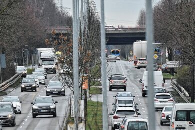 Etwa 67.000 Fahrzeuge sind täglich auf der Neefestraße zwischen Autobahnabfahrt und Südring unterwegs. Das hinterlässt Spuren. Die Stadt will die Straße nun sanieren lassen und sicherer machen. 