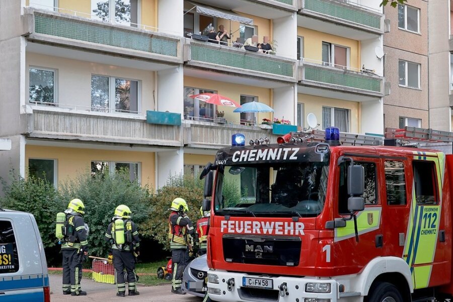 100.000 Euro Schaden nach Kellerbrand in Chemnitz-Markersdorf - Im Wohnblock Am Harthwald 26 in Chemnitz hat es am Montagabend gebrannt. 
